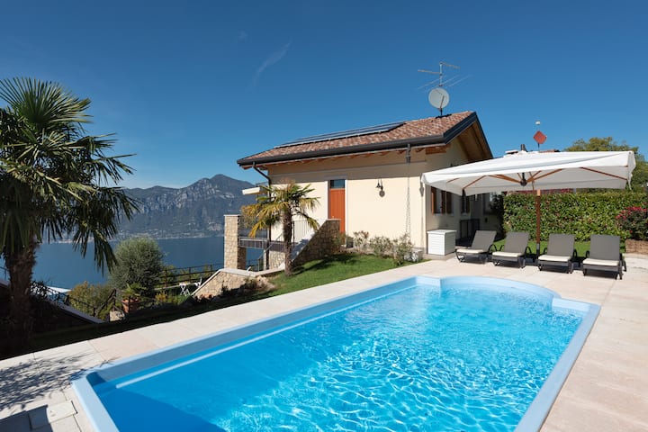 Villa Chalet: Private Heated Pool & Stunning Views - Garda