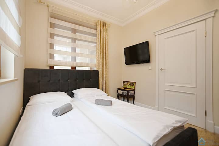 Spálňa je vybavená luxusnou manželskou posteľou na pokojný spánok. 