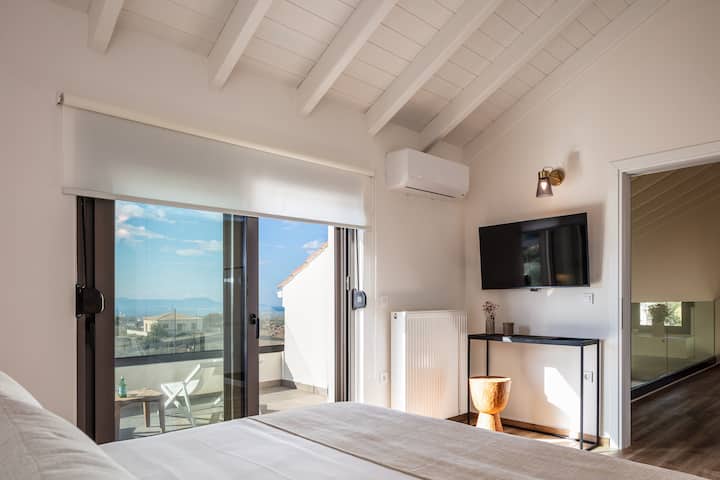 El dormitorio tiene una cama tamaño queen (1,60 x 2,00), un televisor de alta definición de 42 pulgadas, aire acondicionado y un armario abierto.