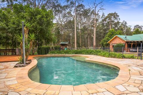 Ponies|Heated Pool| Sleeps 22 | Woodland Acreage