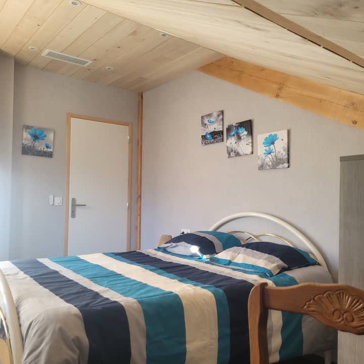 Slaapkamer 1 met bureau en kleedkamer