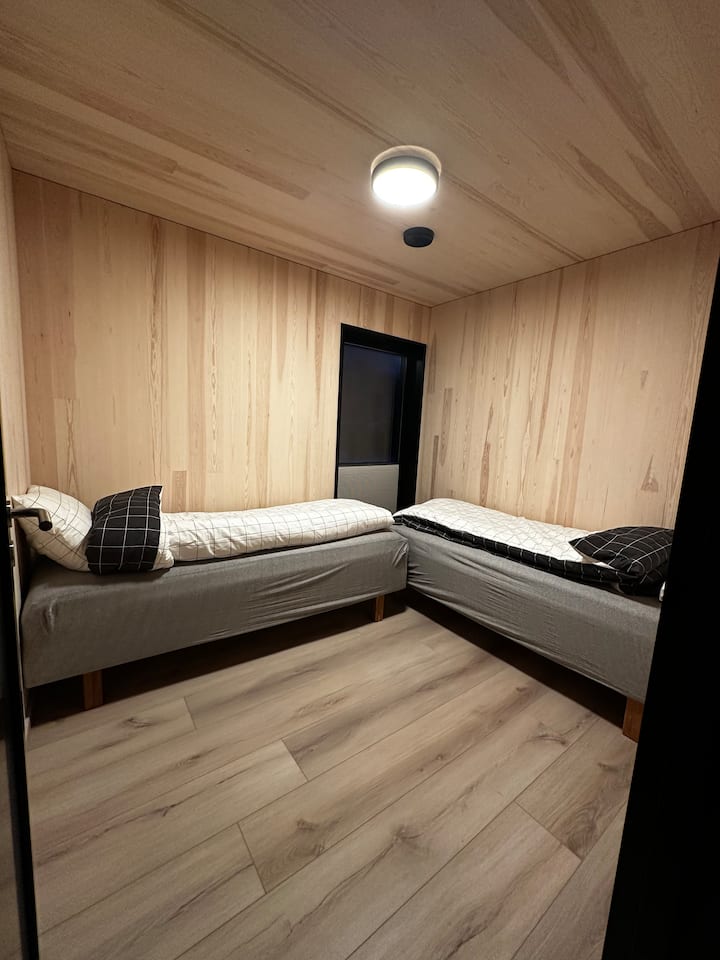 Habitación 5:
Área para dormir con 2 camas individuales en el sótano.
Cortinas oscuras.