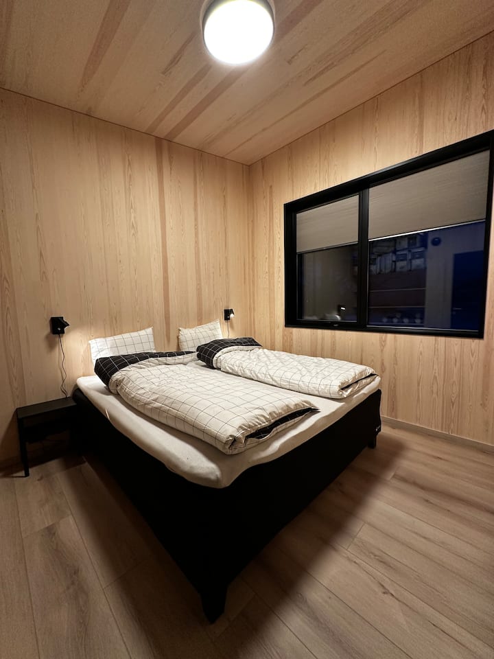 Dormitorio 2 en el primer piso:
Cama doble de 180 cm.  