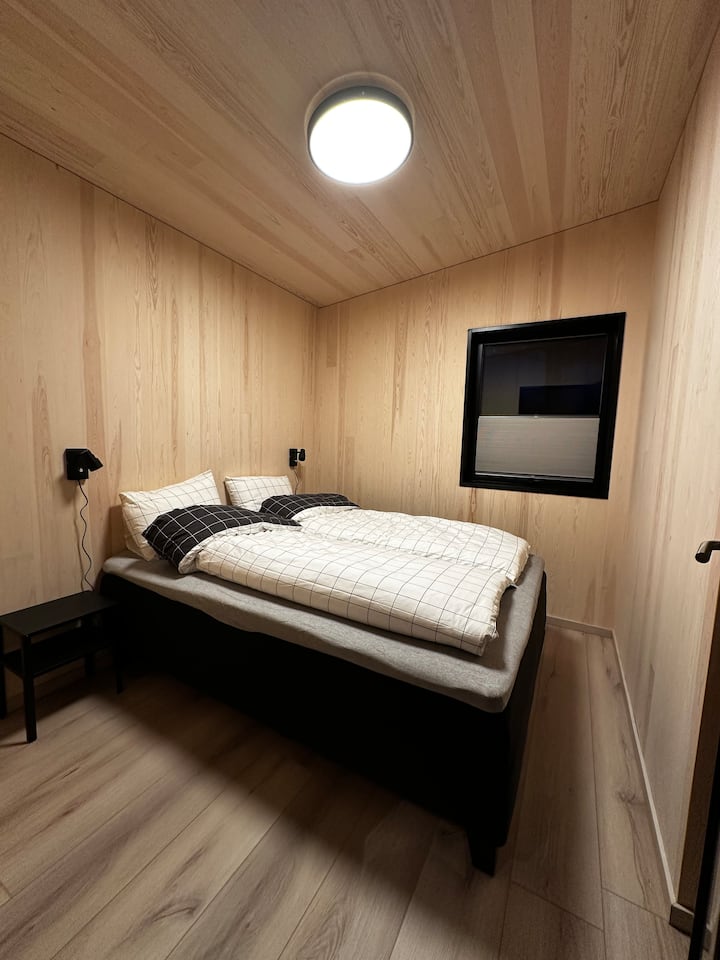 Dormitorio 1: 1 cama doble de 180 cm en el primer piso. Estanterías y ganchos para ropa.