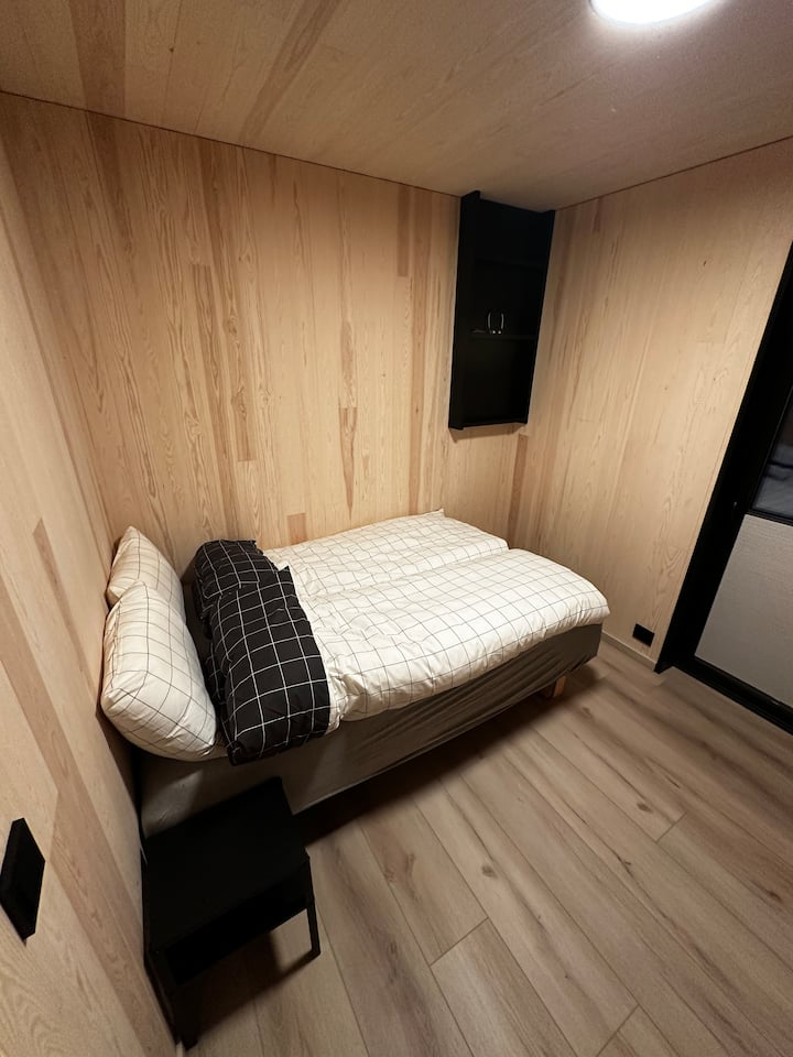 Habitación 4:
Dormitorio con una cama doble de 120 cm en el sótano.
Cortinas opacas.