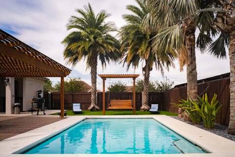 177) 4 Bedrooms/Pool/ Game room/Massive Kitchen