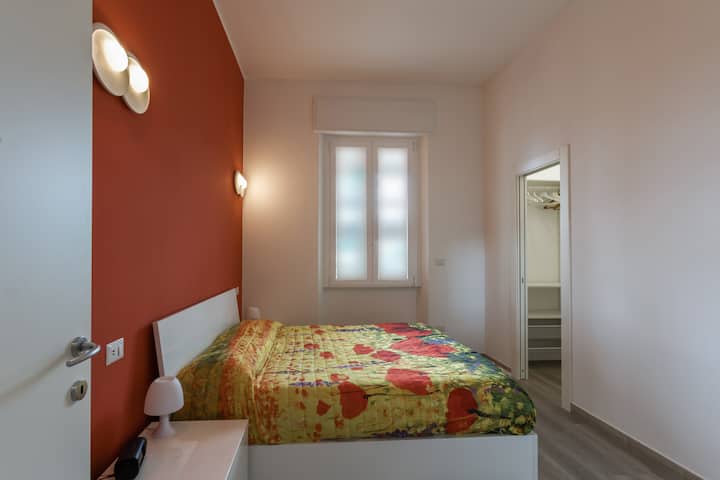 Chumba cha kulala mara mbili chenye kitanda kizuri cha "Queen Size", Kiyoyozi na kabati la kuingia lenye salama.