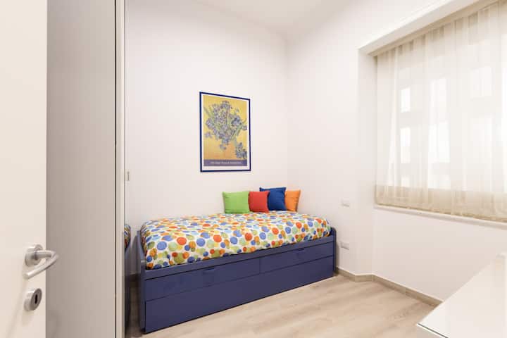 Chumba cha kulala kilicho na kitanda cha mtu mmoja