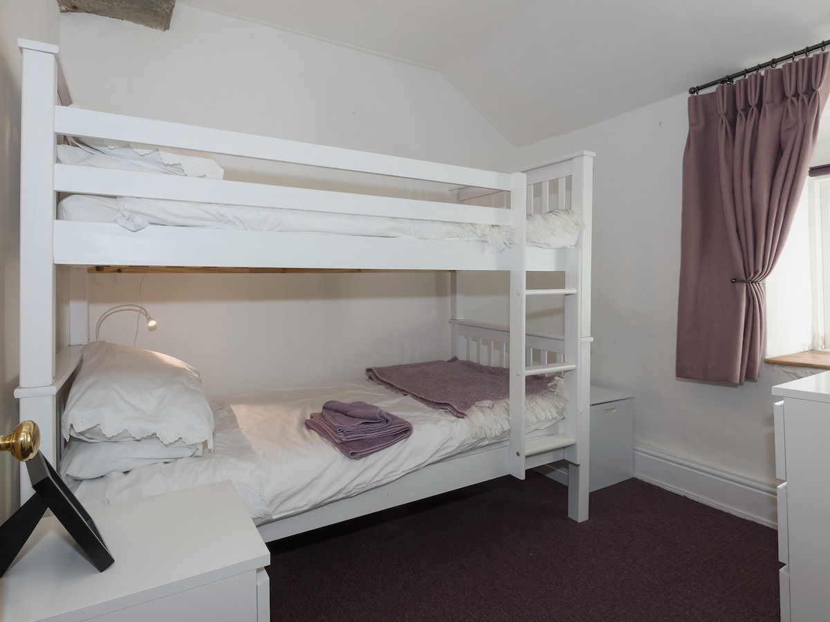 Dhoma e dytë e gjumit me krevate marinarë të përshtatshëm si për të rritur ashtu edhe për fëmijë