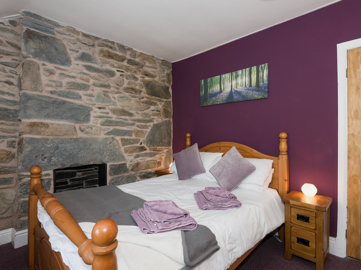 Dhomë gjumi e rehatshme dopio me ambient origjinal me zjarr