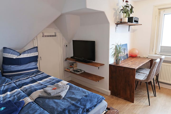 Útulný podkrovný apartmán je vybavený manželskou posteľou s rozmermi 1,4 x 2,0 m.