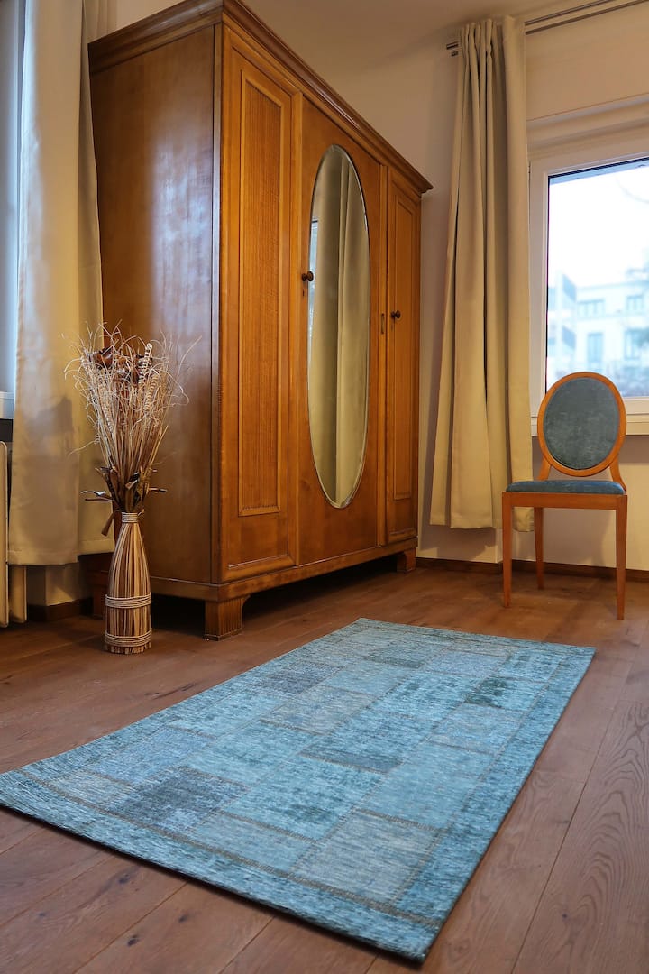 Spálňa 1 je priestranná s rozlohou 18 m ² a v prípade potreby ponúka priestor na detskú postieľku, ktorú vám radi poskytneme na požiadanie.
Rolety a zatemňovacie závesy zaručujú nerušený spánok.