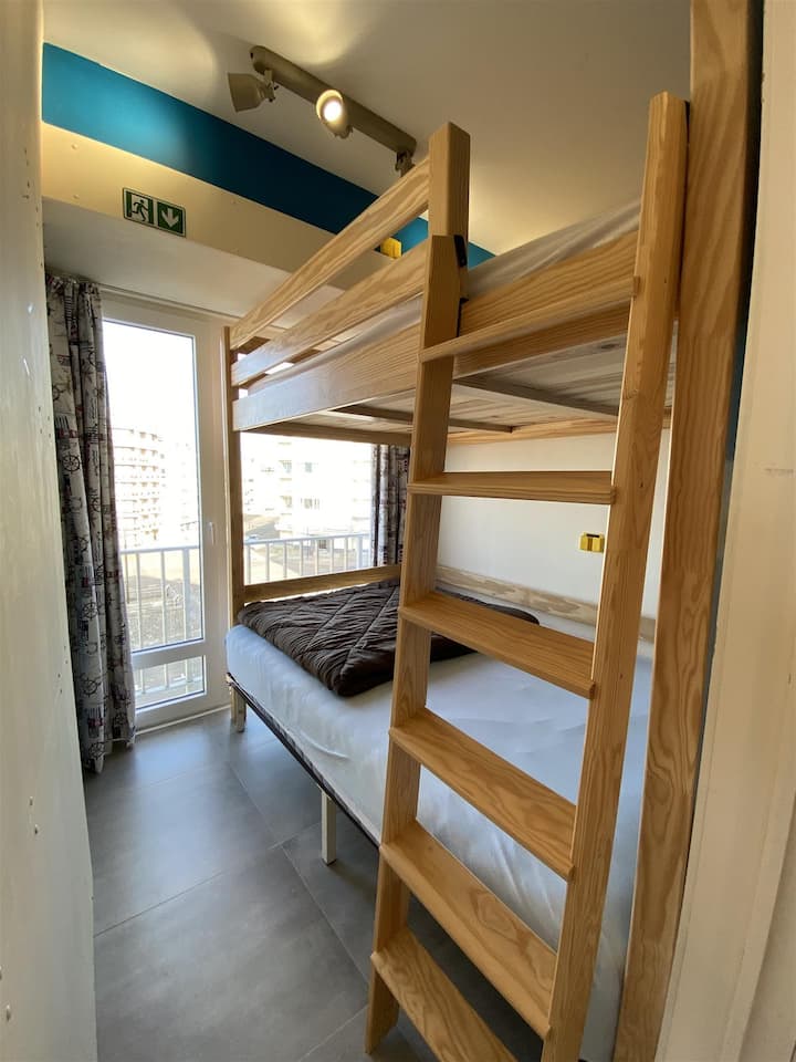 Piccola camera con 2 letti a castello di 140 cm X 200 cm. (Il letto superiore è destinato ai bambini).