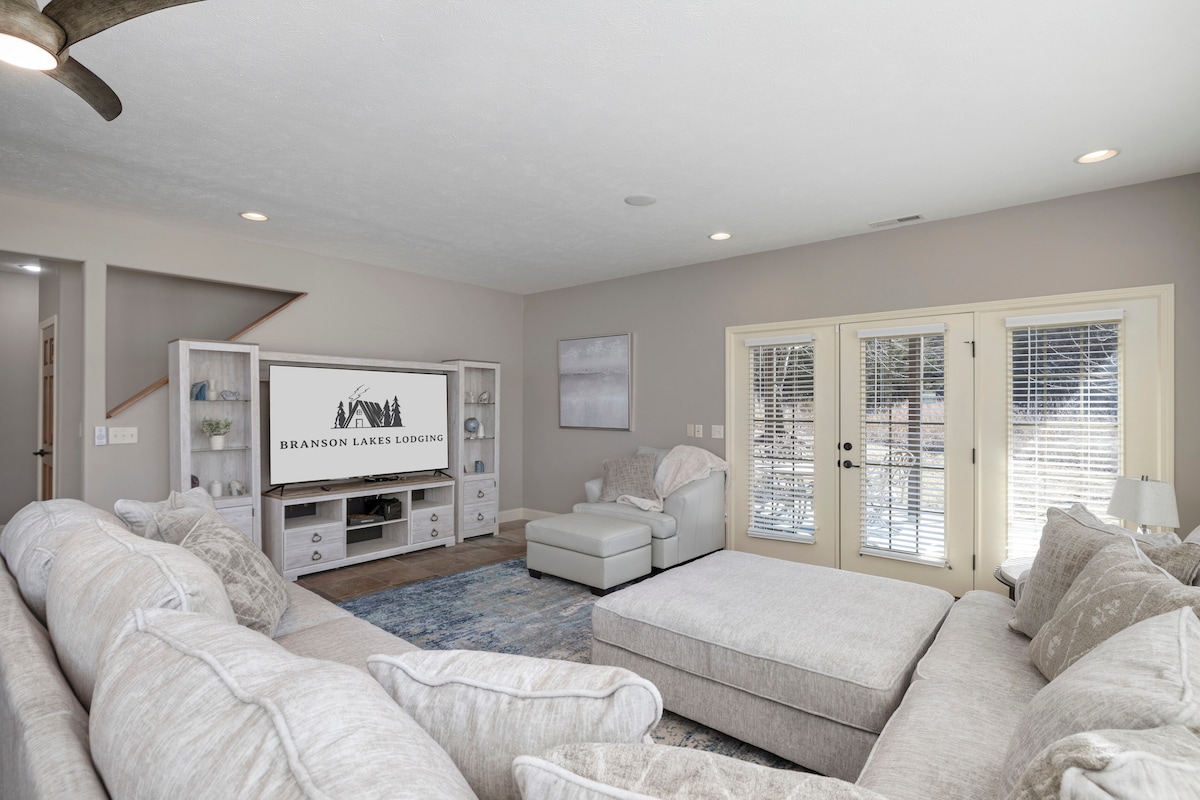 منطقة معيشة منخفضة المستوى - تحتوي على منطقة ألعاب مجاورة ومطبخ صغير كبير للحفلات.