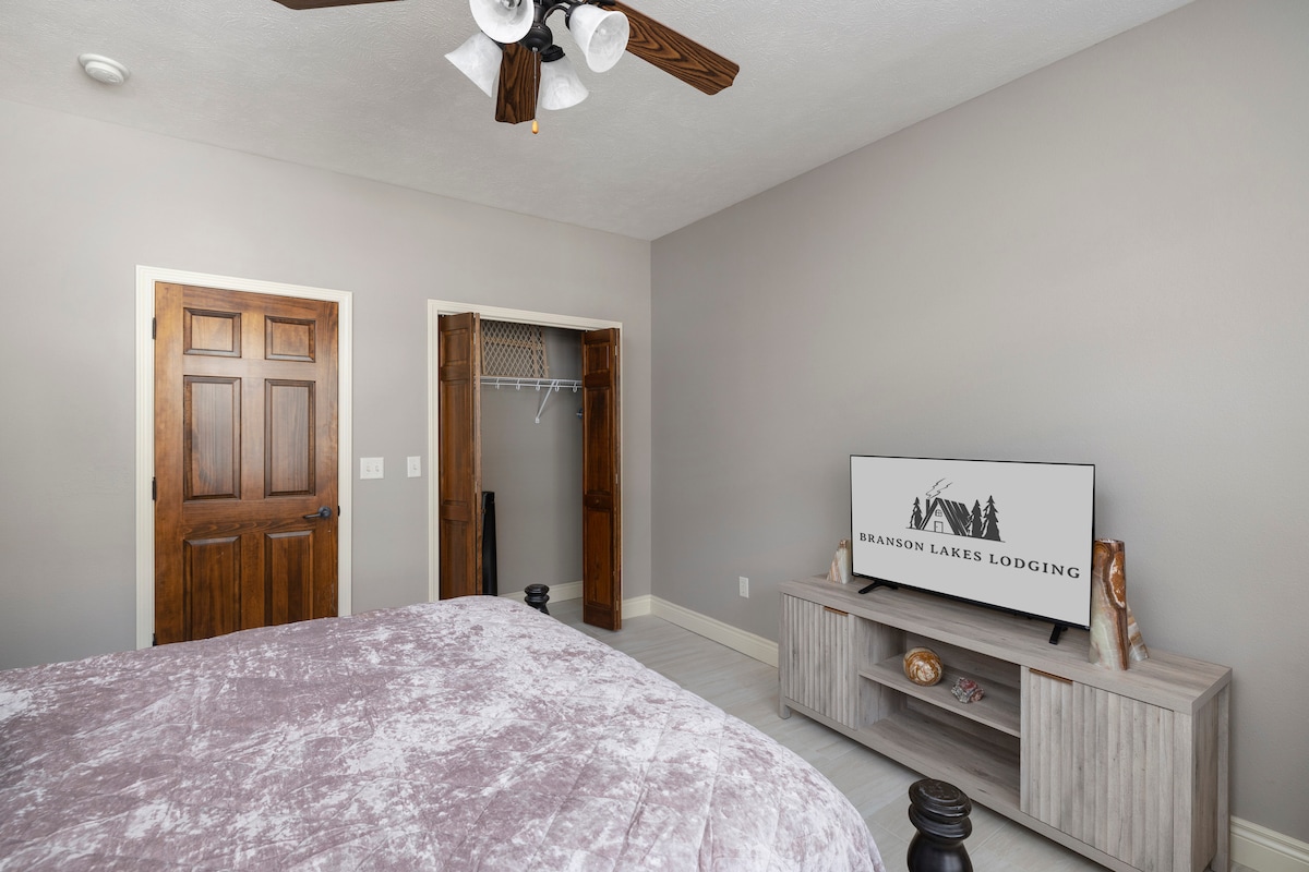 غرفة نوم خاصة في الطابق الثالث مع حمام كامل خاص مجاور. 