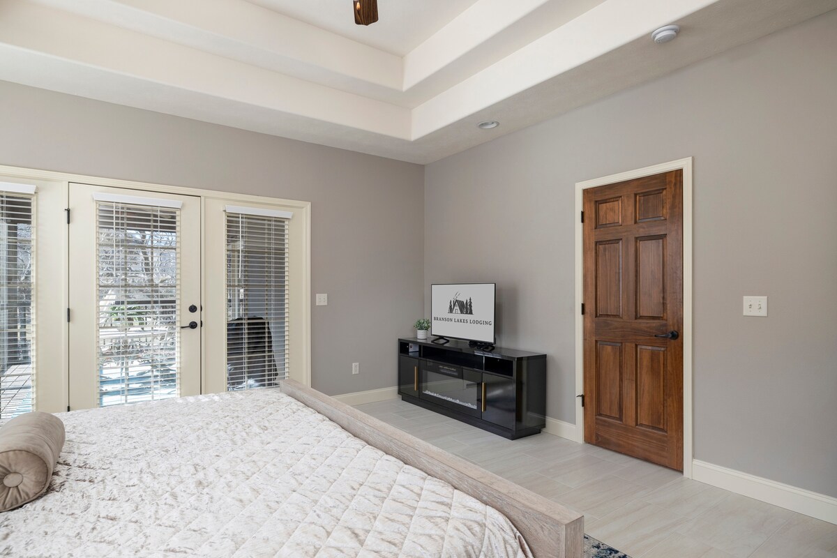 غرفة نوم رئيسية مع إمكانية الوصول إلى الشرفة المغطاة بالطابق الرئيسي وخزانة رئيسية ضخمة وتلفزيون وحمام رئيسي كبير مع حوض جاكوزي ومشي منفصل متعدد الطائرات في دش لشخصين. 