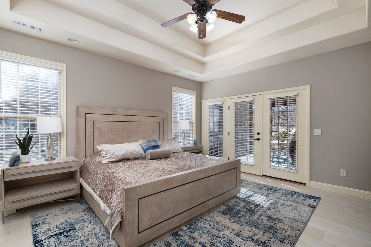 غرفة نوم رئيسية مع إمكانية الوصول إلى الشرفة المغطاة بالطابق الرئيسي وخزانة رئيسية ضخمة وتلفزيون وحمام رئيسي كبير مع حوض جاكوزي ومشي منفصل متعدد الطائرات في دش لشخصين. 