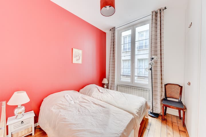 غرفة مع مروحة.