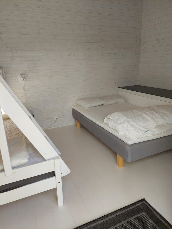 Საძინებელი 2 ორსართულიანი საწოლი ზედა 80 სმ-ით და ქვედა ფაფით 120 სმ + დამატებითი საწოლი 120 სმ.