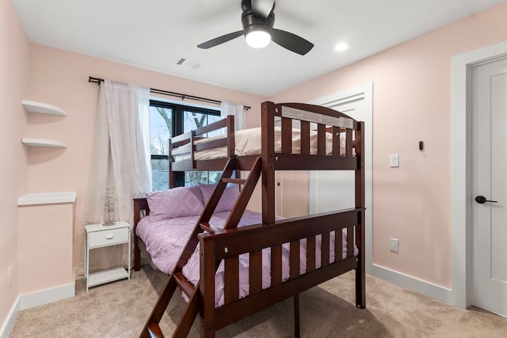 Горниот спрат е отстранет и сега има брачен кревет (широк 150-179 см). 