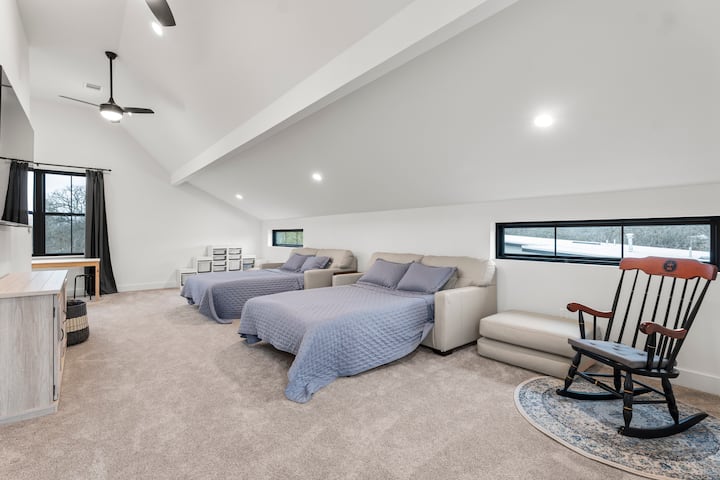 4 кревета и целосна бања и 75-инчен телевизор во оваа соба 