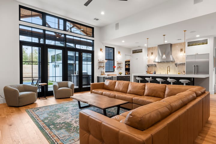 6 Bedroom East Downtown House with Pool