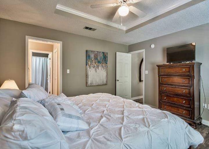 Primarna spavaća soba s bračnim krevetom, komodom, velikim ugradbenim ormarom i vlastitom kupaonicom.