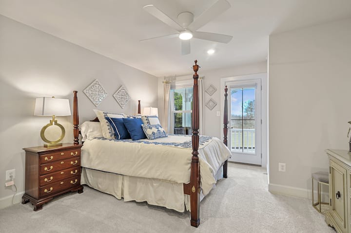 Დედოფლის ოთახში არის კომფორტული ჰიბრიდული ლეიბი და ზემოთ მდებარე ვერანდა.  Დააგემოვნეთ დილის ყავა გემბანზე, საიდანაც ბუნების იდეალური ხედი იშლება.  Ოთახის გამუქებული ფერები და ჟალუზები უზრუნველყოფს სრულ უშუქობას.