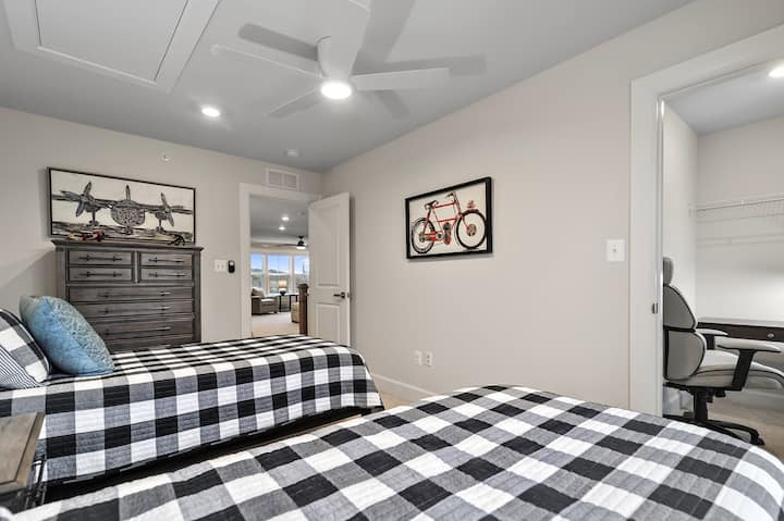 Ეს ფართო ორადგილიანი ოთახი, ასევე, მოიცავს კარადას, რომელიც შეიძლება გადაკეთდეს მეორე ოფისად გამოსაყენებლად.  