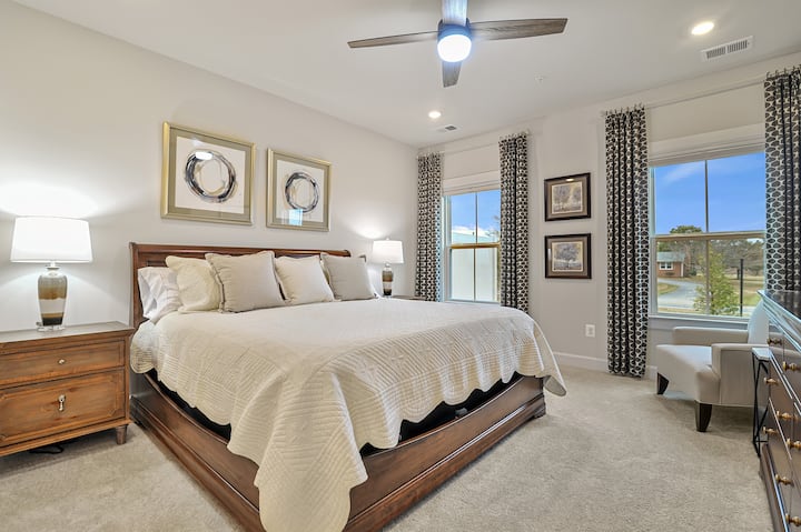 Დიდი ზომის საწოლი ტემპურ-პედიკული ჰიბრიდული ლეიბით, კომოდი საიუველირო უჯრით და ტუმბოები დასამუხტი რეცეპტებით.  Ოთახის გამუქებული ჟალუზები მთლიანად ბნელდება.