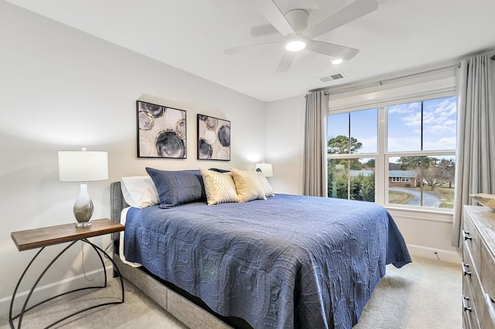 Ზემოთ მდებარე აპარტამენტში არის დიდი ზომის საწოლი, ცალკე სააბაზანო, ორი ტუმბო და კომოდი, ასევე, კარადა და ოთახის გამუქებული ფარდები და ჟალუზები.