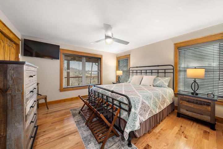 Primarna bračna soba Tempur-Pedic sa spektakularnim pogledom. Smart TV i odličan prostor u ormaru za vaš boravak.