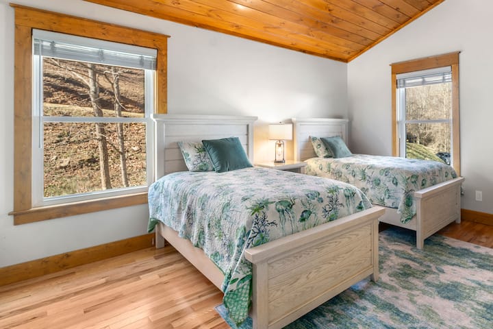 Treća spavaća soba s dva odvojena kreveta i mnogo sunčeve svjetlosti u poslijepodnevnim satima