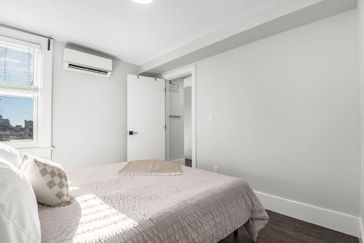El ambiente sereno del dormitorio te invita a relajarte, con una cama lujosa que promete una noche de sueño reparador.