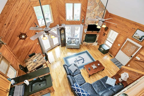 Top Airbnb: Cozy Lake Cabin on Mountain Island Lake in Charlotte / Concord / Gastonia