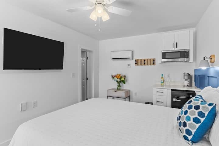 Beach House Oki - Queen Room - Oak Island, NC
