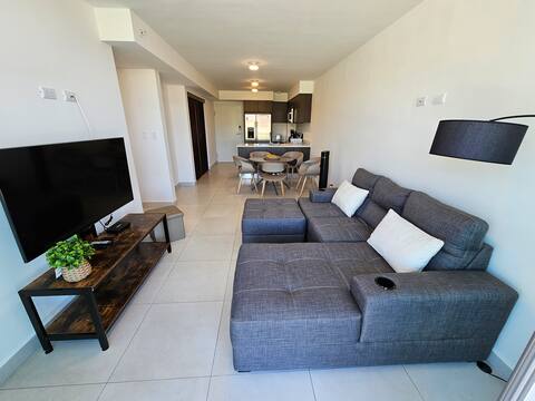 Altamira Luxe Spacious with Pool and Amenities 403