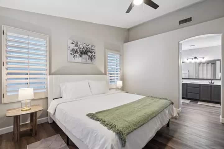 มาสเตอร์ของเรามีเตียงขนาดกำลังดีพร้อมพอร์ต USB บนหัวเตียง ห้องนี้เป็น 1 ใน 2 ห้องที่เข้าถึงห้องเล่นเกมได้ 