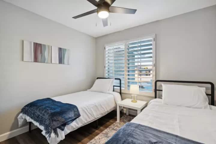 เตียงแฝด 2 หลังพร้อมตู้เสื้อผ้าและไม้แขวนเสื้อ 