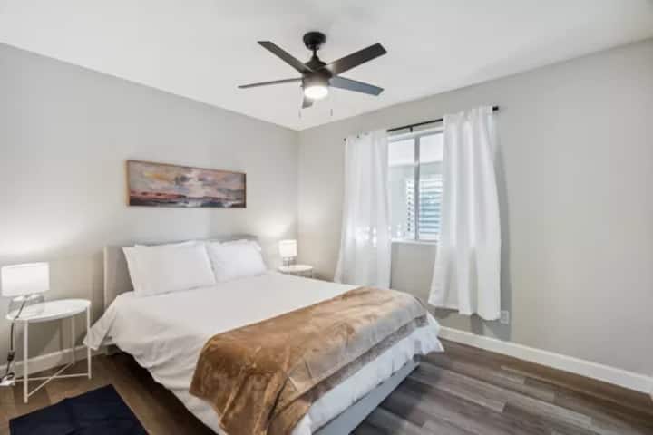 เตียงควีนไซส์พร้อมตู้เสื้อผ้าแบบวอล์คอิน หน้าต่างมองออกไปยังห้องเล่นเกม 