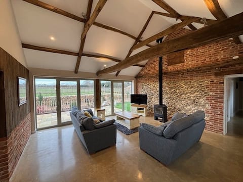 Popular Airbnb listing: Little Owl Barn, Aylsham in Broadland