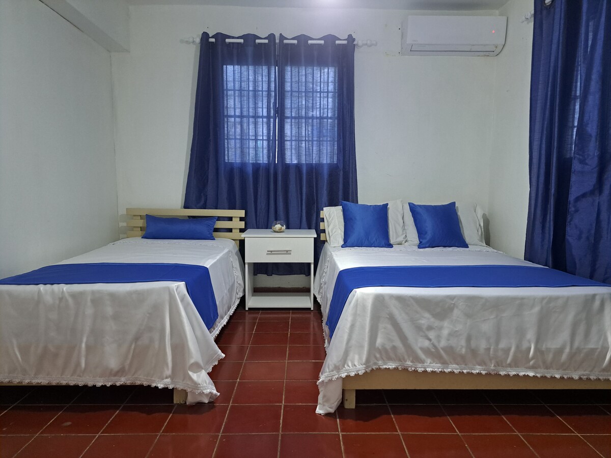 Habitación en el primer nivel para las personas que no puedan subir escaleras, con capacidad para tres personas. Tiene aire acondicionado y amplio baño. Ventanales anti-ruidos y escrines contra insectos en toda la casa. 