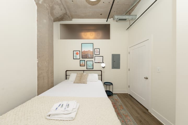 Ლამაზად დაპროექტებული 152 × 203 სმ ზომის საძინებელი.