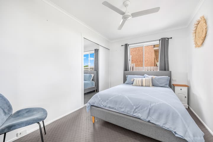 Tretia spálňa je vybavená manželskou posteľou a stoličkou na čítanie a šatníkmi pre vaše veci.
