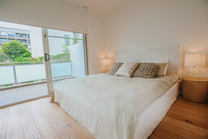 Tranquil Stylish Urban Retreat gallery image 4