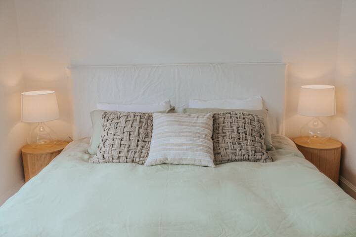 Tranquil Stylish Urban Retreat gallery image 5