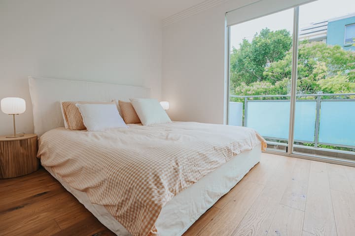 Tranquil Stylish Urban Retreat gallery image 2