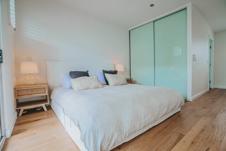 Tranquil Stylish Urban Retreat gallery image 3