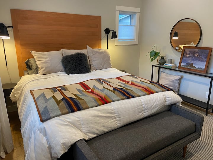 בחדר השינה בקומה התחתונה
יש טלוויזיה, מגירות מובנות וארון בגדים.