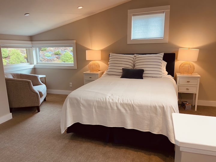 מיטת קווין סייז עם נוף לחצר האחורית